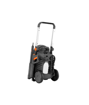 Der Husqvarna PW370 Hochdruckreiniger von Husqvarna verfügt über einen langlebigen Induktionsmotor, ein schwarz-oranges Design, Räder, Griff, Schlauch und Reinigungsmittelflasche - alles auf weißem Hintergrund.