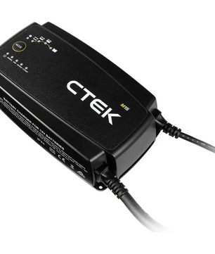Das CTEK M15 Batterieladegerät – schwarz von CTEK verfügt über sichtbare Kabel und Kontrollleuchten, eignet sich ideal für Bootsbesitzer und ist mit 12-V-Lithium-Batterien kompatibel.