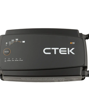 Draufsicht auf das CTEK M15 Batterieladegerät – schwarz von CTEK mit Tasten und Kontrollleuchten – ideal als Ladegerät für Bootsbesitzer mit 12-V-Lithium-Batterien.