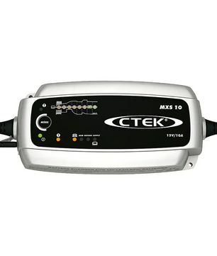 Das CTEK MXS 10 Batterieladegerät - silber von CTEK verfügt über Kontrollleuchten, Kabel an beiden Seiten und ein elegantes schwarz-silbernes Design - ideal für die Batteriewartung.