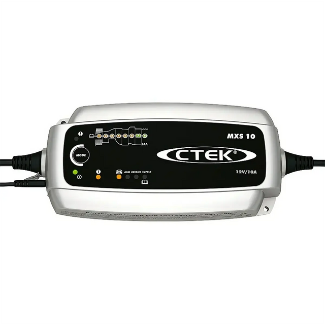 Das CTEK MXS 10 Batterieladegerät - silber von CTEK verfügt über Kontrollleuchten, Kabel an beiden Seiten und ein elegantes schwarz-silbernes Design - ideal für die Batteriewartung.