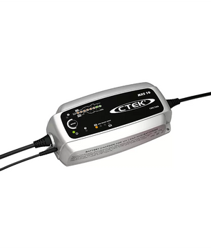 Das CTEK MXS 10 Batterieladegerät - silber, ein 12-Volt-Autobatterieladegerät von CTEK zum Laden und Warten, mit angeschlossenen Kabeln, ist vor einem weißen Hintergrund abgebildet.