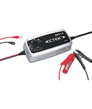 CTEK MXS 7.0 Batterieladegerät - silber mit angeschlossenen Kabeln, Ringkabelschuhen und Krokodilklemmen zum Laden von 12-V-Batterien, abgebildet auf weißem Hintergrund.