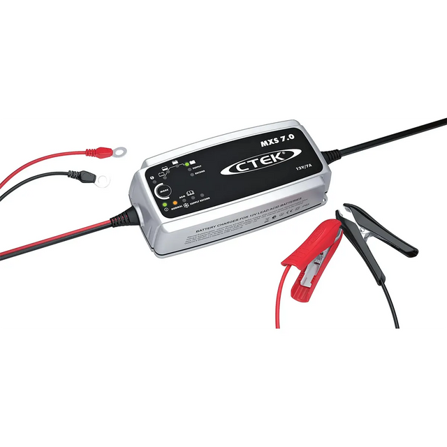 CTEK MXS 7.0 Batterieladegerät - silber mit angeschlossenen Kabeln, Ringkabelschuhen und Krokodilklemmen zum Laden von 12-V-Batterien, abgebildet auf weißem Hintergrund.