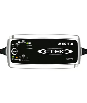 Das CTEK MXS 7.0 Batterieladegerät - silber von CTEK ist ideal zum Laden von 12-V-Batterien und verfügt über beschriftete Tasten sowie Anzeigelichter.