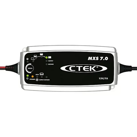 Das CTEK MXS 7.0 Batterieladegerät - silber von CTEK ist ideal zum Laden von 12-V-Batterien und verfügt über beschriftete Tasten sowie Anzeigelichter.