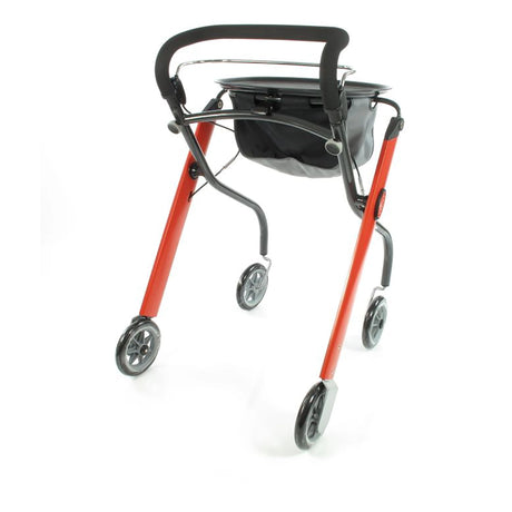 Kompakte Gehhilfe: Der Trust Care Let's Go Rollator in Rot/Grau von Trust Care bietet vier Räder und eine praktische schwarze Aufbewahrungstasche unter dem Griff - ideal als Wohnraum-Rollator für den Innenbereich.