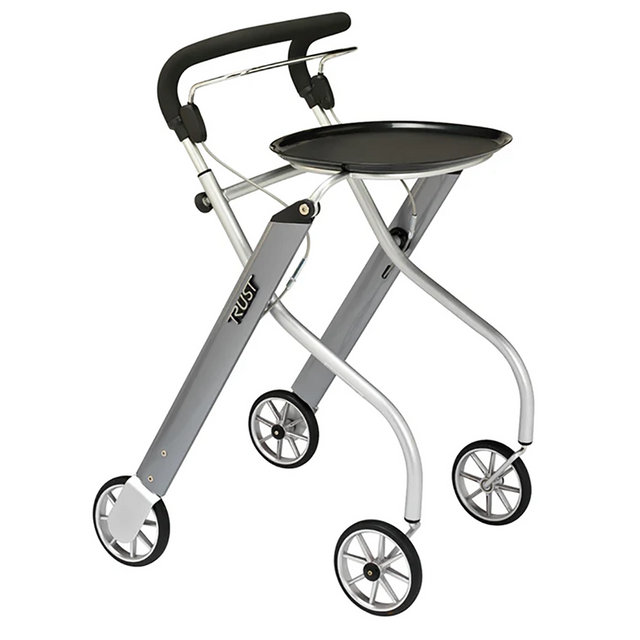 Der Trust Care Let's Go Rollator - silber von Trust Care verfügt über vier Räder, einen gepolsterten Lenker und ein abnehmbares schwarzes Tablett - ideal als kompakte Gehhilfe und perfekt als Wohnraum-Rollator für die leichte Mobilität im Haus.