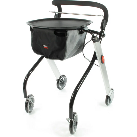 Der Trust Care Let's Go Rollator - schwarz von Trust Care ist ein schwarz-silberner, vierrädriger Rollator mit gepolstertem Griff und Fronttasche - die ideale kompakte Gehhilfe für den Innenbereich.