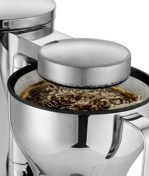 Nahaufnahme der Kaffeezubereitung in einer Aarke-Filterkaffeemaschine – Edelstahl: Wasser wird über das Kaffeepulver gegossen, um köstlichen Filterkaffee von Aarke zuzubereiten.