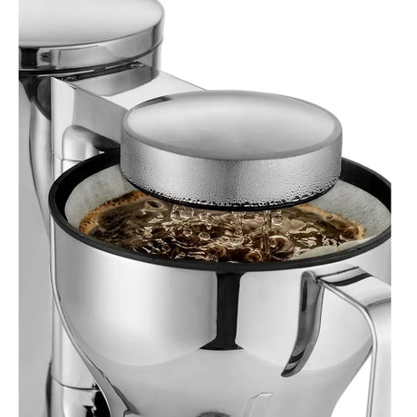 Nahaufnahme der Kaffeezubereitung in einer Aarke-Filterkaffeemaschine – Edelstahl: Wasser wird über das Kaffeepulver gegossen, um köstlichen Filterkaffee von Aarke zuzubereiten.
