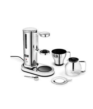 Die „Aarke Filterkaffeemaschine – Edelstahl“ von Aarke verfügt über eine Glaskanne, einen Metallfilterhalter, einen Messlöffel und einen Filterständer vor weißem Hintergrund – perfekt für die Zubereitung von köstlichem Filterkaffee.