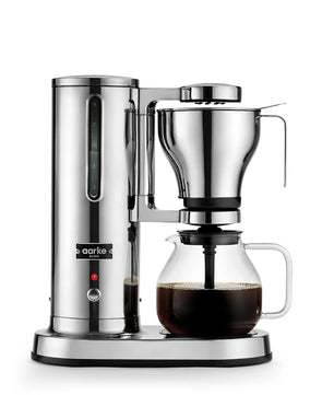 Die Aarke Filterkaffeemaschine – Edelstahl von Aarke brüht köstlichen Filterkaffee in eine Glaskanne, die vor einem weißen Hintergrund präsentiert wird.