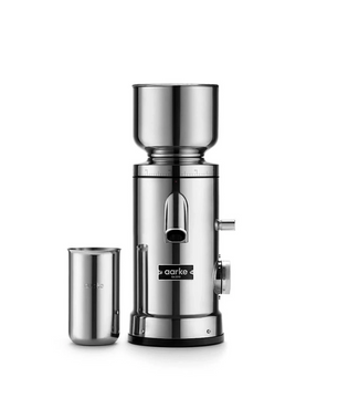 Aarke-Kaffeemühle – Edelstahl mit konischem Edelstahlmahlwerk und passender Tasse von Aarke auf weißem Hintergrund.