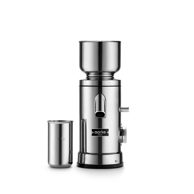 Aarke-Kaffeemühle – Edelstahl mit konischem Edelstahlmahlwerk und passender Tasse von Aarke auf weißem Hintergrund.