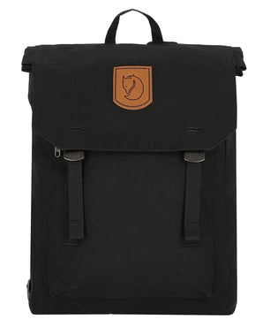Der Fjällräven Totepack No. 1 Rücksack in schwarz mit braunem Leder-Logoaufnäher, zwei Schnallenriemen auf der Vorderseite und einem praktischen Laptopfach der Marke Fjällräven ist auf weißem Hintergrund abgebildet.