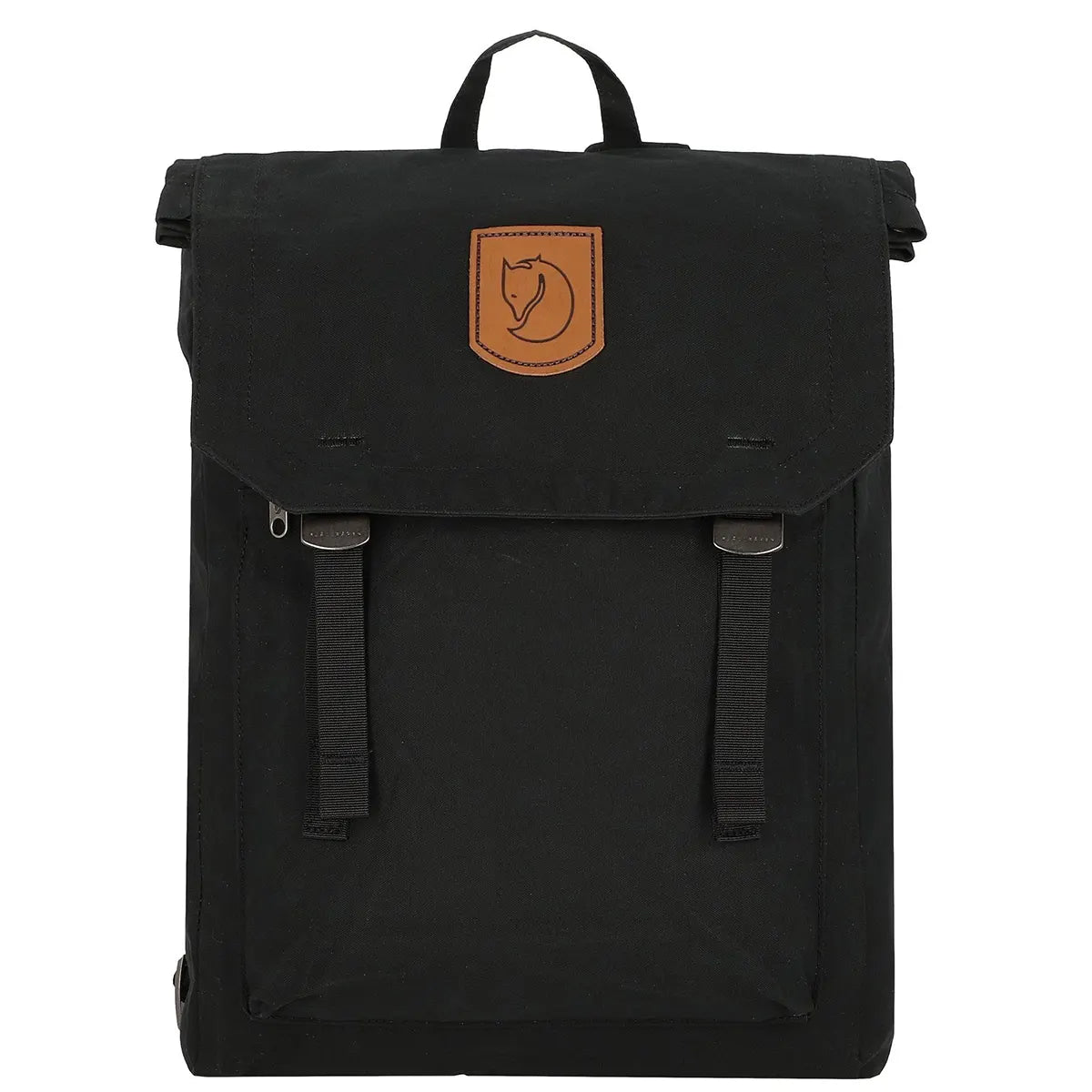 Der Fjällräven Totepack No. 1 Rücksack in schwarz mit braunem Leder-Logoaufnäher, zwei Schnallenriemen auf der Vorderseite und einem praktischen Laptopfach der Marke Fjällräven ist auf weißem Hintergrund abgebildet.