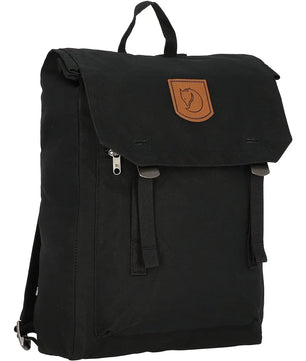Der Fjällräven Totepack No. 1 Rücksack in Schwarz verfügt über einen Klappenverschluss, ein braunes Logo-Patch und ein Laptopfach - ideal für den täglichen Gebrauch und inspiriert vom klassischen Fjällräven-Design.
