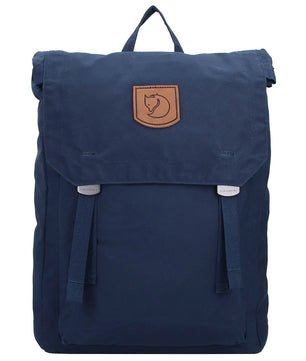 Blauer Fjällräven Totepack No. 1 Rucksack mit minimalistischer Optik, Klappdeckel und braunem Fuchs-Logo-Patch, inspiriert vom Klassiker. Inklusive Laptopfach - ideal für den Alltag.