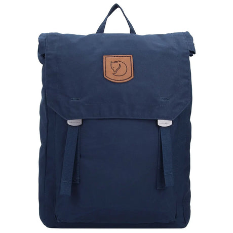 Blauer Fjällräven Totepack No. 1 Rucksack mit minimalistischer Optik, Klappdeckel und braunem Fuchs-Logo-Patch, inspiriert vom Klassiker. Inklusive Laptopfach - ideal für den Alltag.