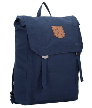 Der Fjällräven Totepack No. 1 Rücksack in blau besticht durch sein minimalistisches Design mit Klappe, zwei Frontgurten, integriertem Laptopfach und einem braunen Lederlogopatch.