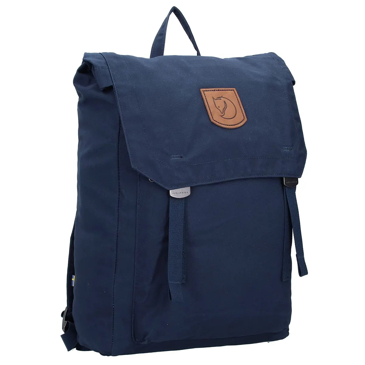 Der Fjällräven Totepack No. 1 Rücksack in blau besticht durch sein minimalistisches Design mit Klappe, zwei Frontgurten, integriertem Laptopfach und einem braunen Lederlogopatch.