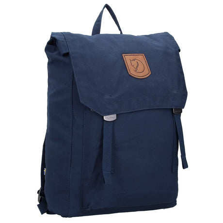Der Fjällräven Totepack No. 1 Rücksack in blau besticht durch sein minimalistisches Design mit Klappe, zwei Frontgurten, integriertem Laptopfach und einem braunen Lederlogopatch.