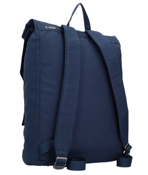 Der Fjällräven Totepack No. 1 Rücksack in blau ist ein minimalistischer Tagesrucksack mit verstellbaren, gepolsterten Schultergurten, einem Tragegriff an der Oberseite und einem integrierten Laptopfach (von hinten).