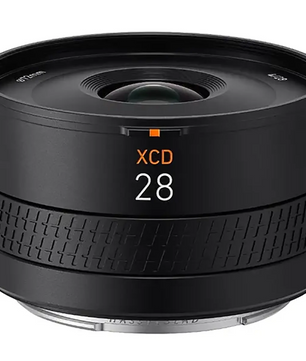 Das Hasselblad XCD 4,0/28P Weitwinkelobjektiv in schwarz von Hasselblad besticht durch eine strukturierte Griffzone und orangefarbene Beschriftung-ideal für Straßenfotografie.