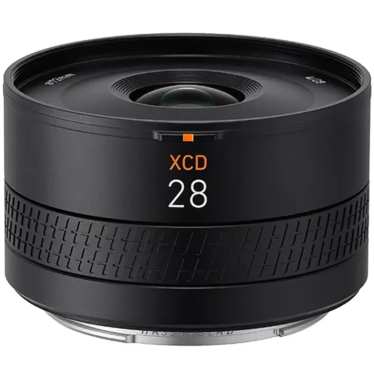 Das Hasselblad XCD 4,0/28P Weitwinkelobjektiv in schwarz von Hasselblad besticht durch eine strukturierte Griffzone und orangefarbene Beschriftung-ideal für Straßenfotografie.