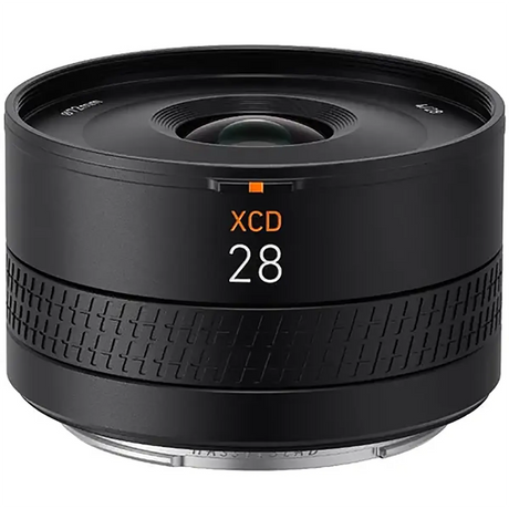Das Hasselblad XCD 4,0/28P Weitwinkelobjektiv in schwarz von Hasselblad besticht durch eine strukturierte Griffzone und orangefarbene Beschriftung-ideal für Straßenfotografie.
