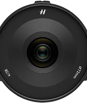 Frontansicht des Hasselblad XCD 4,0/28P Weitwinkelobjektivs in Schwarz - perfekt für Straßenfotografie.