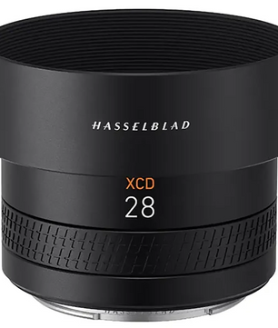 Das Hasselblad XCD 4,0/28P Weitwinkelobjektiv - schwarz verfügt über eine breite Streulichtblende und einen strukturierten Fokusring.