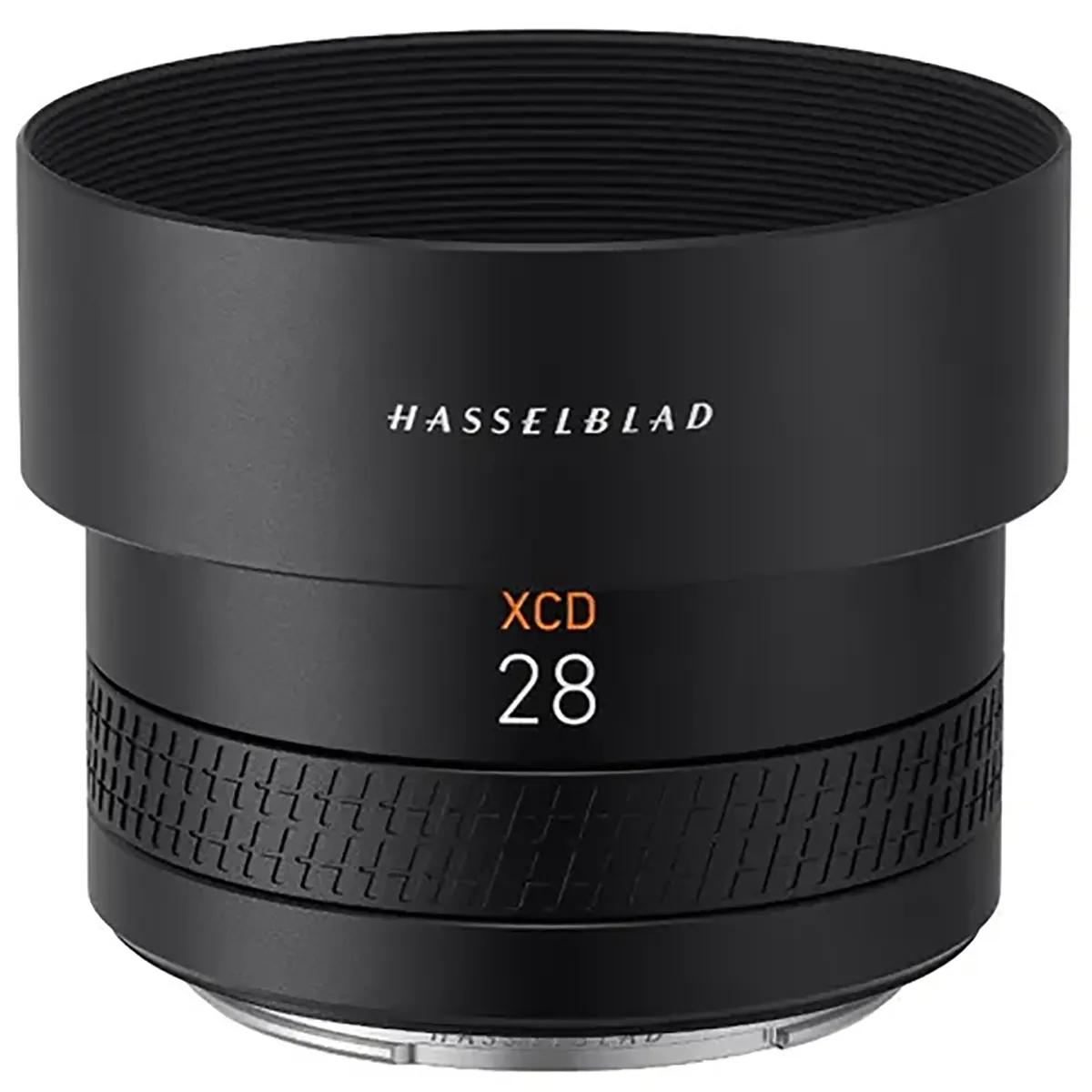 Das Hasselblad XCD 4,0/28P Weitwinkelobjektiv - schwarz verfügt über eine breite Streulichtblende und einen strukturierten Fokusring.