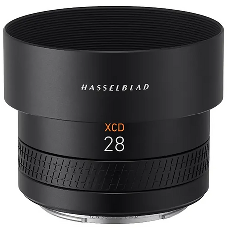 Das Hasselblad XCD 4,0/28P Weitwinkelobjektiv - schwarz verfügt über eine breite Streulichtblende und einen strukturierten Fokusring.