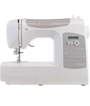 Die SINGER C5205-GY Computernähmaschine – weiß, mit digitalem Display und Stichwahltasten, wird vor einem neutralen Hintergrund gezeigt – ideal als Nähmaschine für Einsteiger.