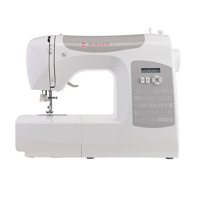 Die SINGER C5205-GY Computernähmaschine – weiß, mit digitalem Display und Stichwahltasten, wird vor einem neutralen Hintergrund gezeigt – ideal als Nähmaschine für Einsteiger.