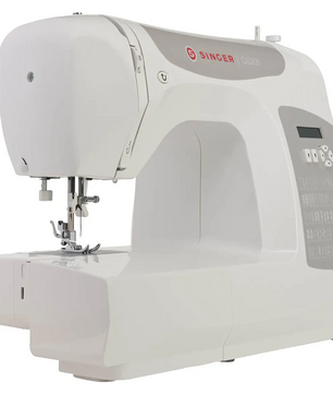 Weißfarbene SINGER C5205-GY Computer-Nähmaschine von SINGER mit digitalen Bedienelementen, von vorne auf neutralem Hintergrund – eine ideale Nähmaschine für Einsteiger.