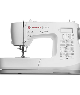 Die SINGER C7205 Computernähmaschine – weiß verfügt über Tasten, Drehregler und sichtbare Stichmuster auf der Vorderseite.