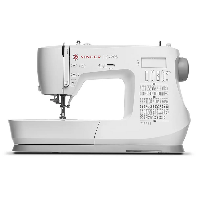 Die SINGER C7205 Computernähmaschine – weiß verfügt über Tasten, Drehregler und sichtbare Stichmuster auf der Vorderseite.