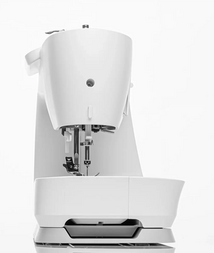 Nahaufnahme der Vorderseite der SINGER C7205 Computernähmaschine – weiß von SINGER vor einem schlichten weißen Hintergrund.