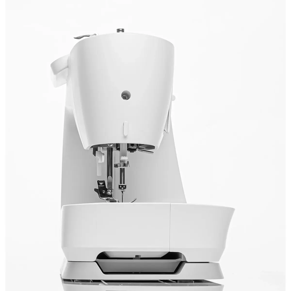 Nahaufnahme der Vorderseite der SINGER C7205 Computernähmaschine – weiß von SINGER vor einem schlichten weißen Hintergrund.