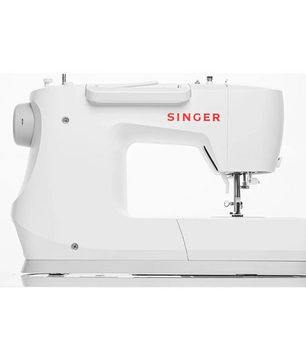 SINGER C7205 Computernähmaschine – weiß auf neutralem Hintergrund, seitlich abgebildet mit sichtbarem SINGER-Logo und Nadel.