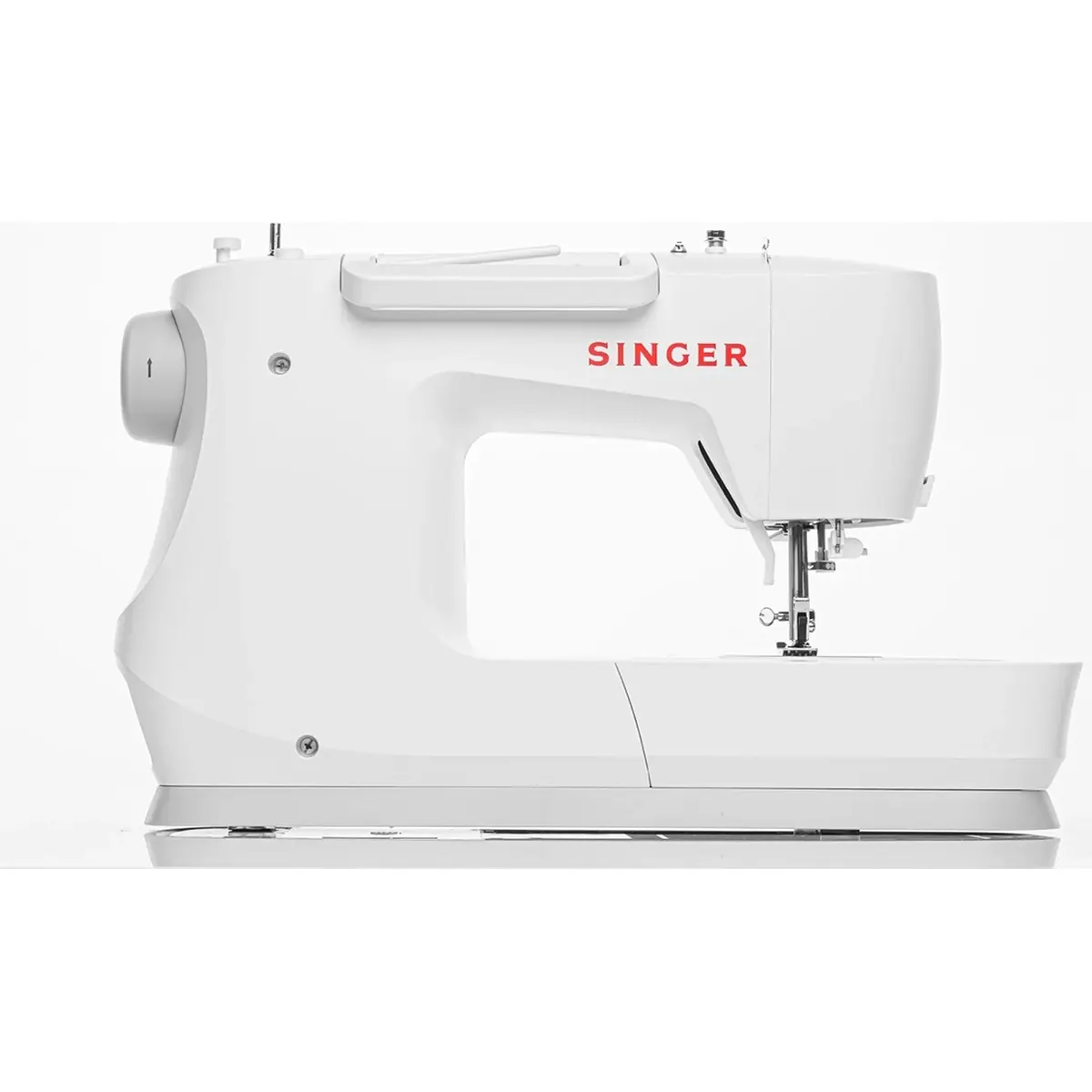 SINGER C7205 Computernähmaschine – weiß auf neutralem Hintergrund, seitlich abgebildet mit sichtbarem SINGER-Logo und Nadel.