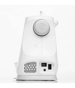 Seitenansicht einer weißen SINGER C7205 Computernähmaschine – weiß, mit Handrad, Netzschalter und Netzsteckdose.