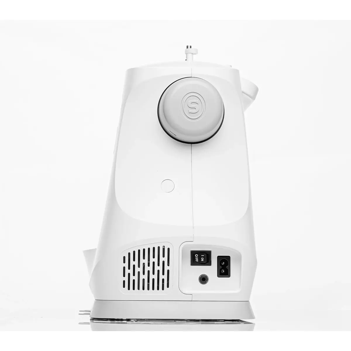 Seitenansicht einer weißen SINGER C7205 Computernähmaschine – weiß, mit Handrad, Netzschalter und Netzsteckdose.