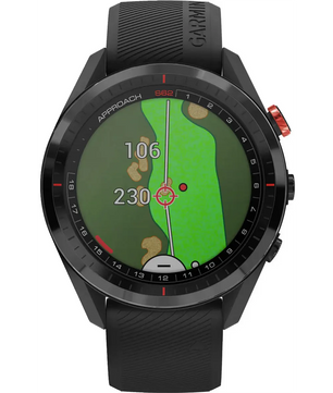 Die schwarze Garmin Approach S62 Golfuhr von Garmin zeigt auf dem Display eine Golfplatzkarte mit Distanzen, Schlaganalyse und Lochposition.