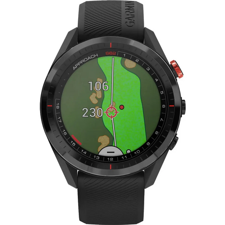 Die schwarze Garmin Approach S62 Golfuhr von Garmin zeigt auf dem Display eine Golfplatzkarte mit Distanzen, Schlaganalyse und Lochposition.