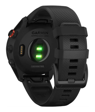 Rückansicht der Garmin Approach S62 Golfuhr in Schwarz, mit sichtbaren Ladesensoren und strukturiertem Armband - ideal für Schlaganalyse auf dem Golfplatz.