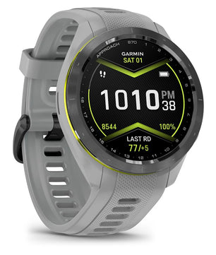 Die Garmin Approach S70 42mm Pudergrau/Schwarz Keramik Golf Smartwatch zeigt auf ihrem runden Digitaldisplay Uhrzeit, Datum, Schritte, Herzfrequenz und Golfplatzkarten an.